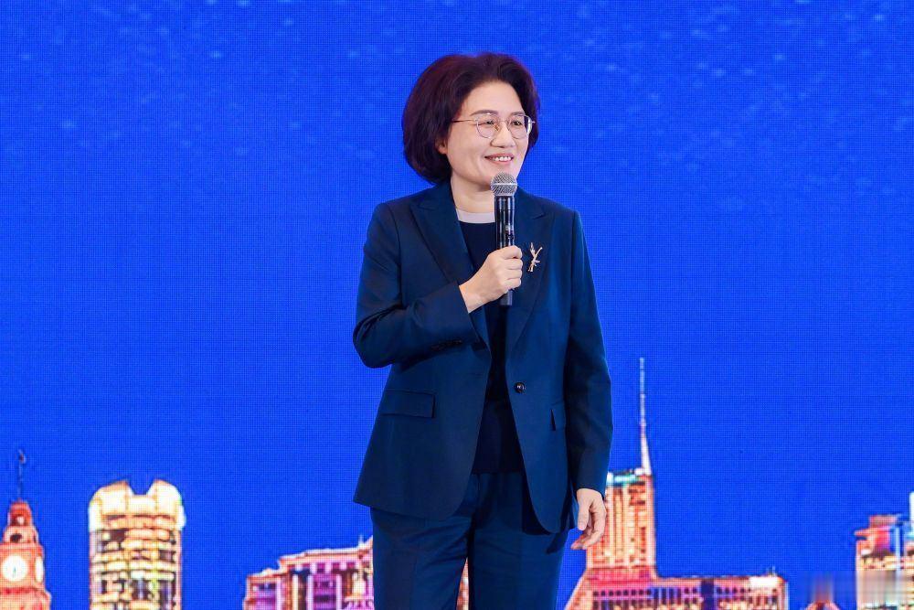 华为被卡脖子6年后突然亮出新牌：不死磕光刻机，也要把高端芯片做上去，这次何庭波抛