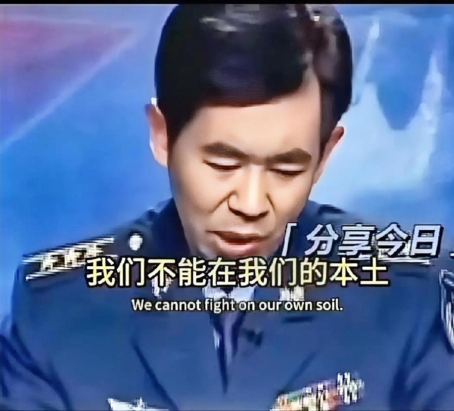 这一摔，摔得太解气了。
戴旭录节目，正剖析美帝包围圈讲得热血沸腾，主持人居然喊卡