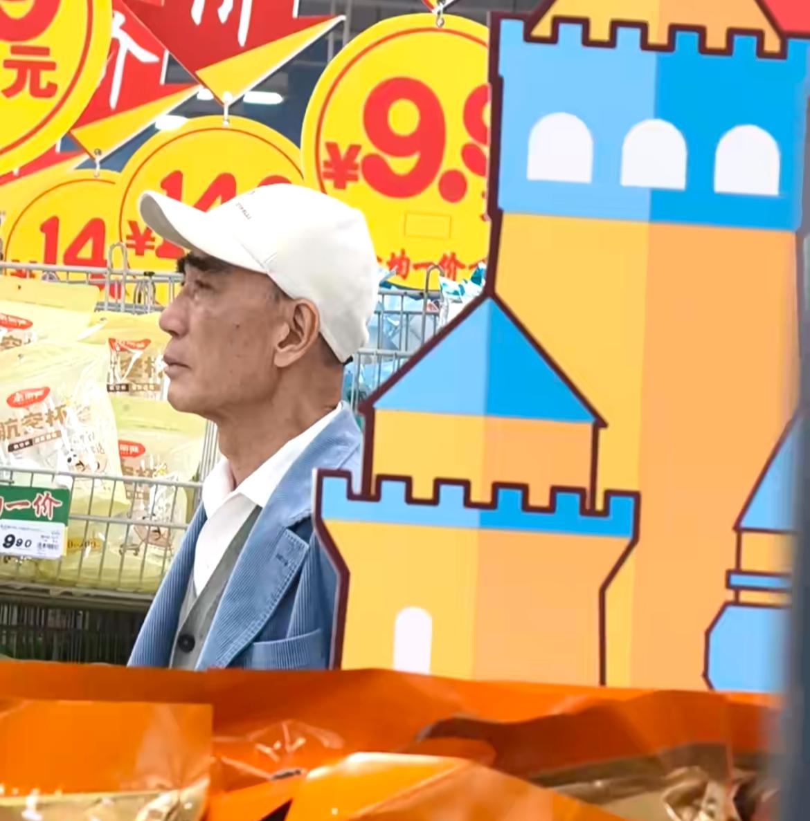 原来百亿富豪许世辉也有自己的烦恼。
近日，有网友在福建惠安大润发遇到了百亿富豪许