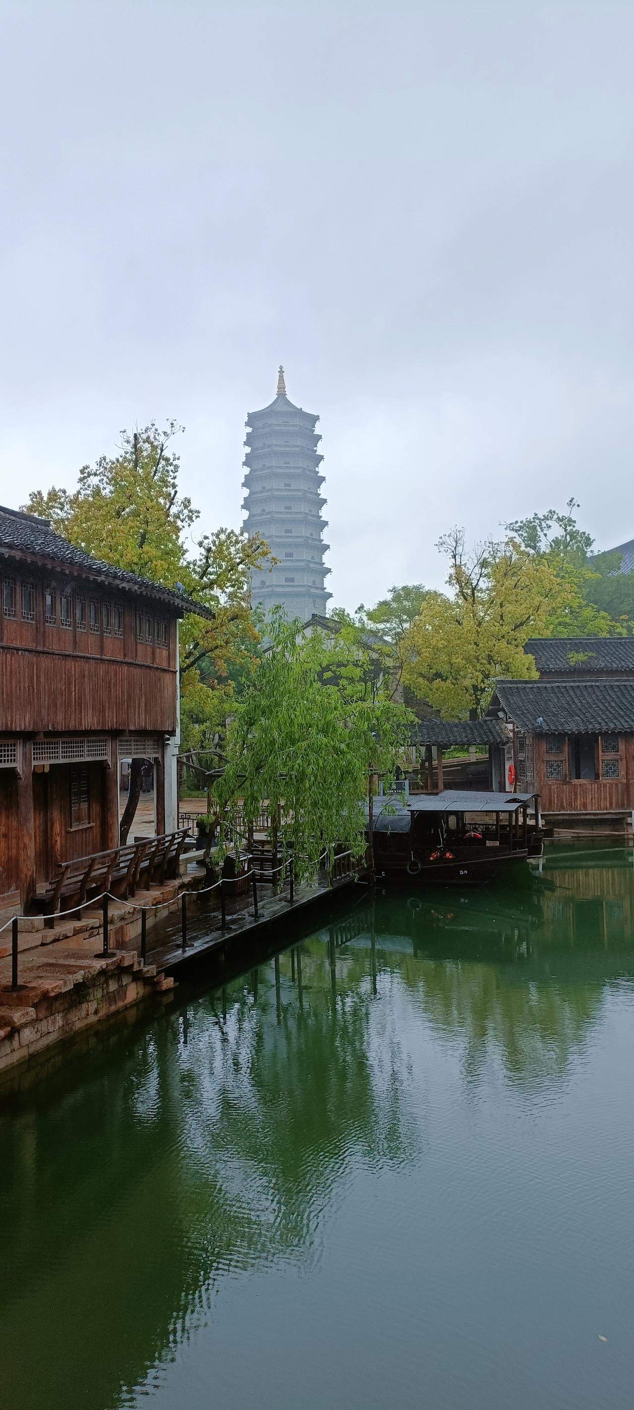 静谧古风，水乡韵味，塔影婆娑，悠然自得。
上联:江南烟雨蒙蒙胧，
下联:古塔高耸
