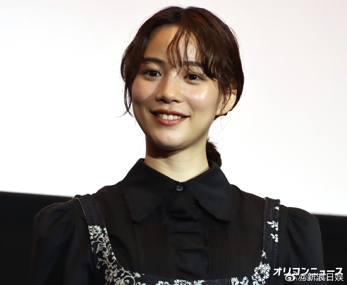 安田章大能年玲奈出席了电影《平行与垂直》的线下活动。 