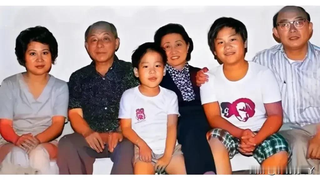 张学良老照片: 与妻子赵一荻、儿子张闾琳、儿媳陈淑贞、两个孙子张居信和张居仰合影
