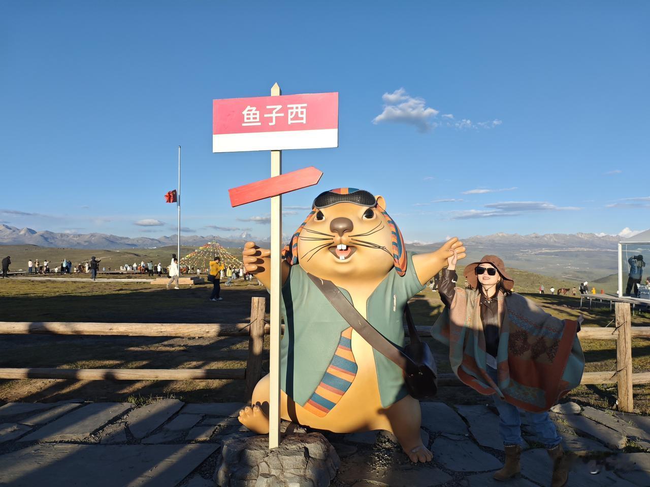 临江仙9·新都桥鱼子西
远嶂横开天镜，瑶峰素雪峥嵘。
荒台风软纳澄明。
经幡牵落