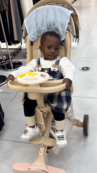 这个小黑娃在中国出生长大。
他的父母在广州一个商场里开服装店。
他的父母在忙生意