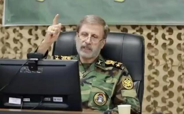 伊朗军队总司令下达命令。
伊朗军队总司令阿米尔·哈塔米4月2日给作战指挥部下达命