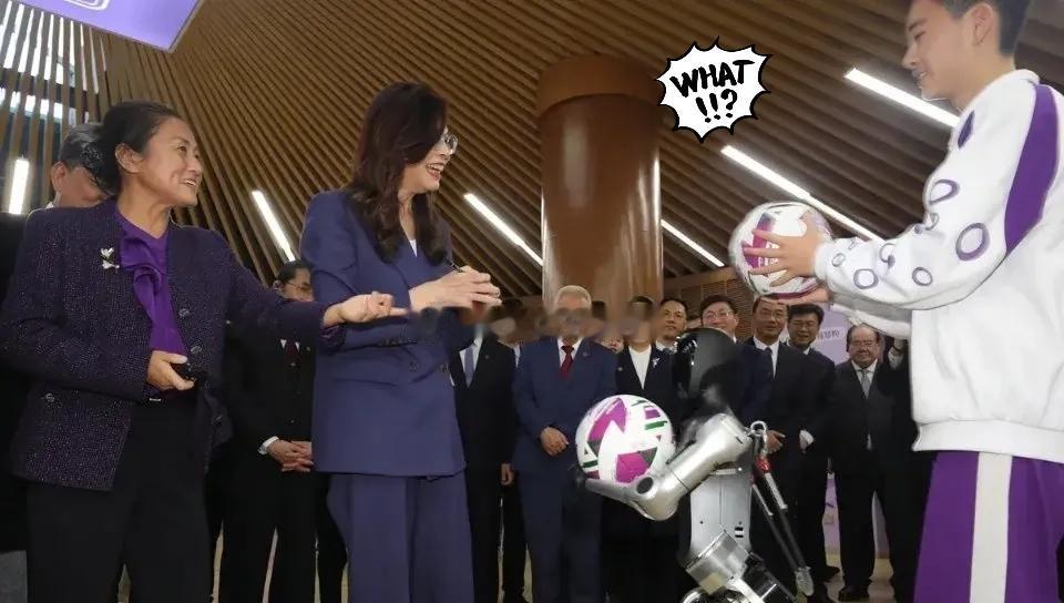 郑丽文在清华附中的这句话，瞬间戳中无数人的心！看到同学们亲手做的智能机器人，她忍