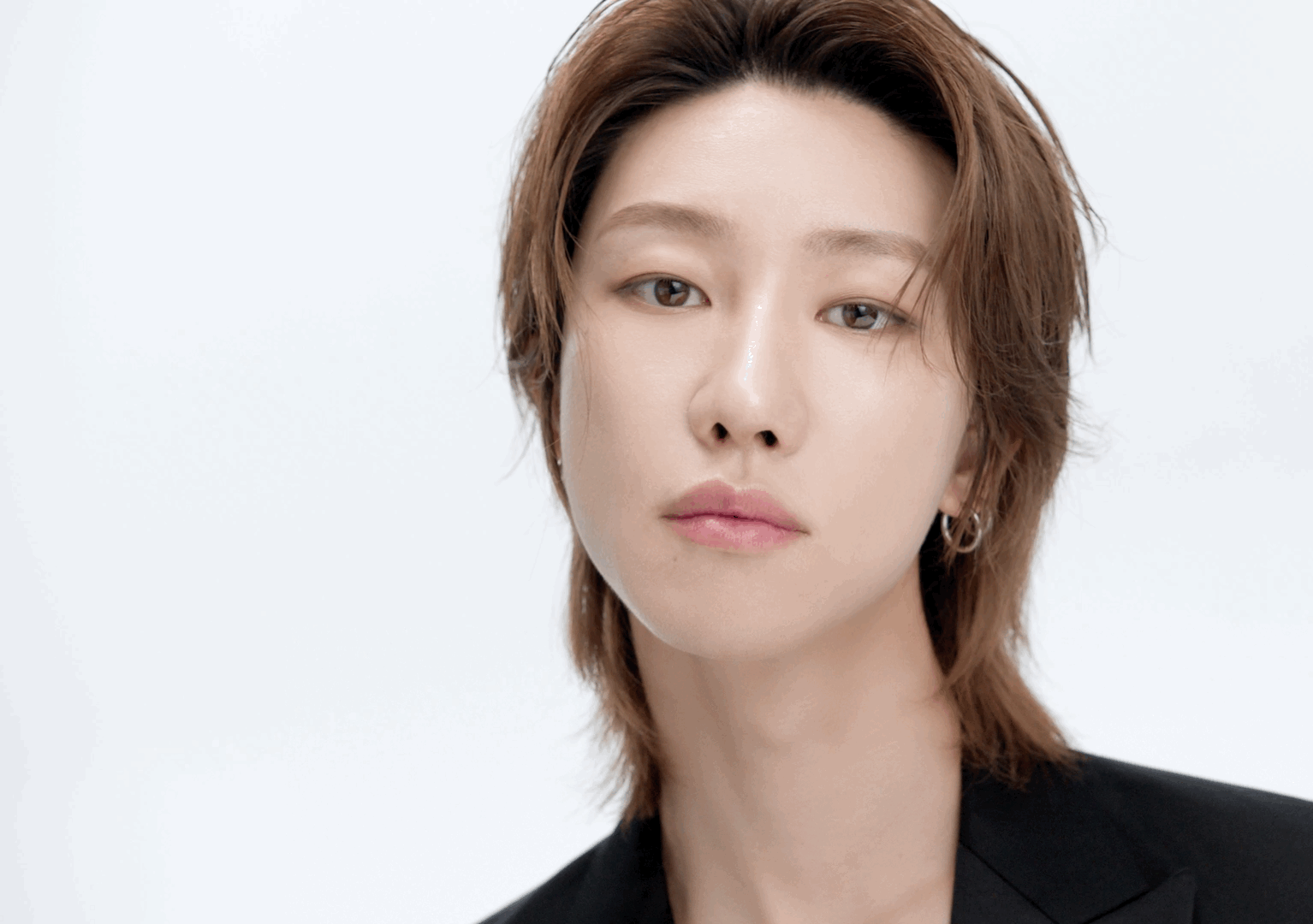 谁给徐明浩设计的造型 徐明浩的眼镜造型每次都能带来惊喜！这次选择的猫眼形镜框太巧