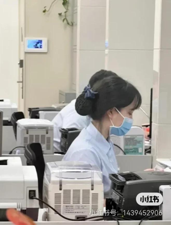今天我去银行办理存折转存，熟人（学姐）也是柜姐告诉我：
如果你手上有10万以上定