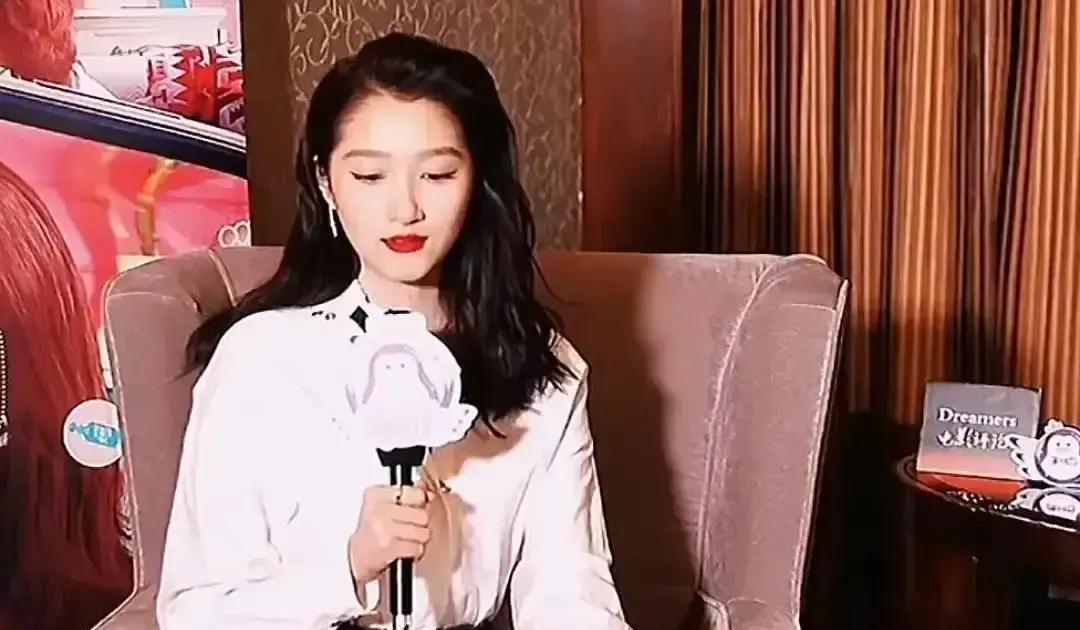 故宫的清宫吉服，真迹只剩3%了。
横店却发新规，要求每件戏服都得挂上非遗标牌。