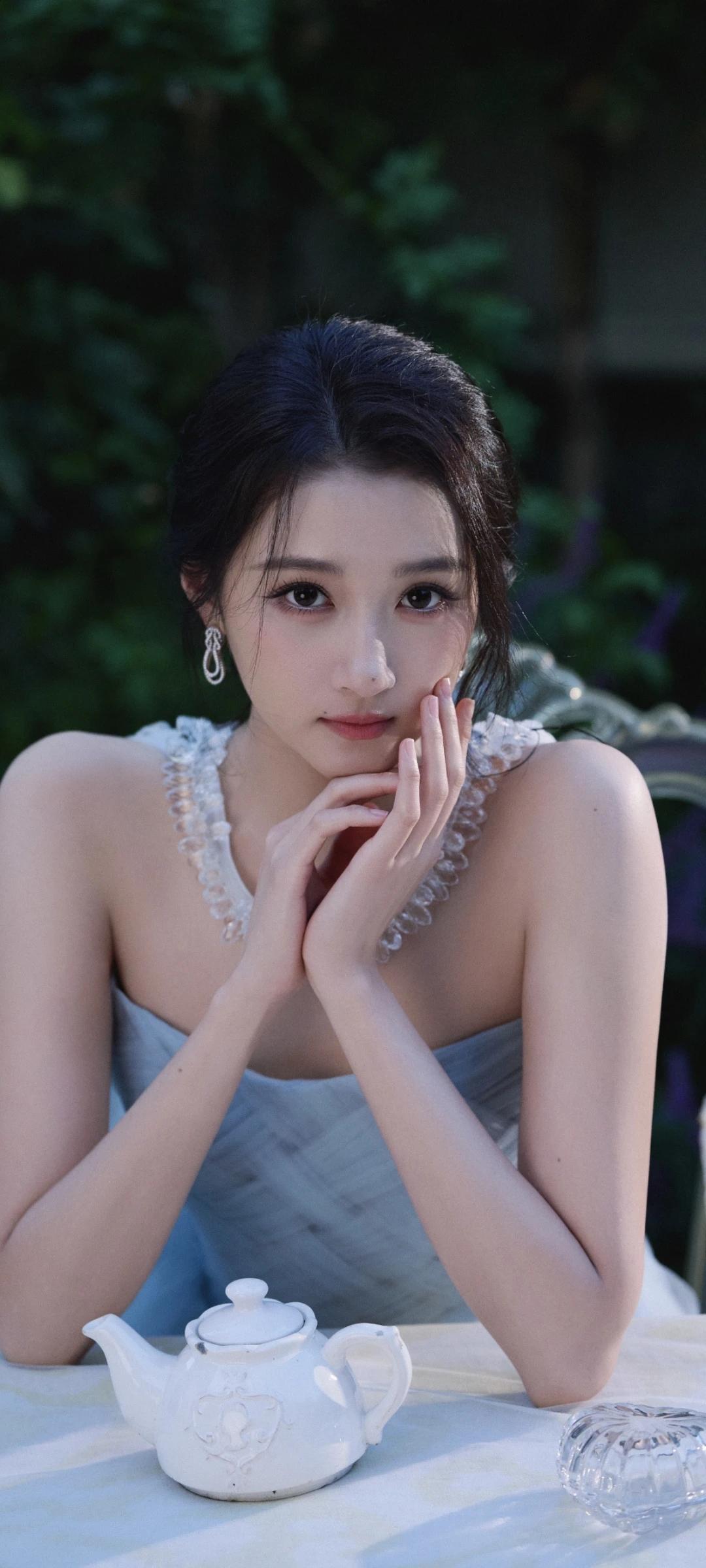 关晓彤壁纸～
一身淡蓝色抹胸纱裙，搭配水晶颈饰，自带清冷仙气，像林间走出的公主?