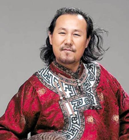 2000年，腾格尔在蒙古的所有酒楼全部倒闭，老婆也离婚了，价值85w的玉马，在醉