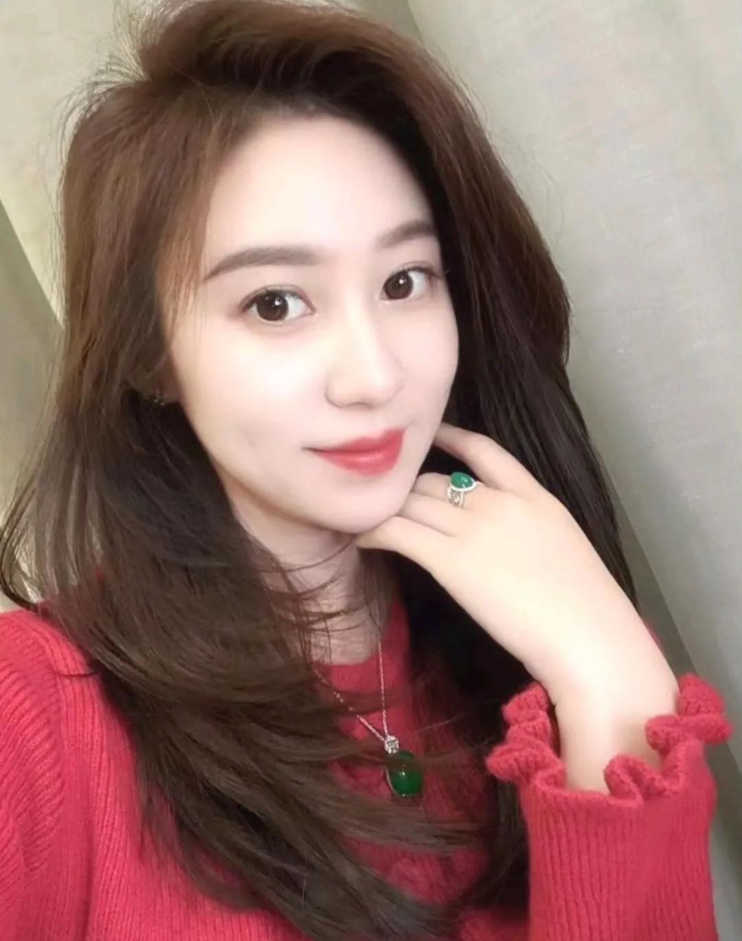 这姑娘穿着红色毛衣，好温柔。