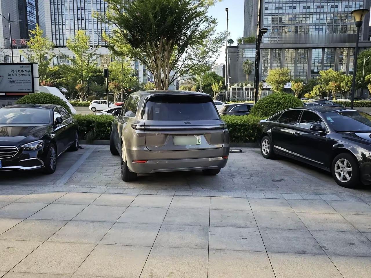 一马双跨啊？
这叫钻头不顾腚，只顾自己方便，不替他人着想，是个自私自利，素质低下