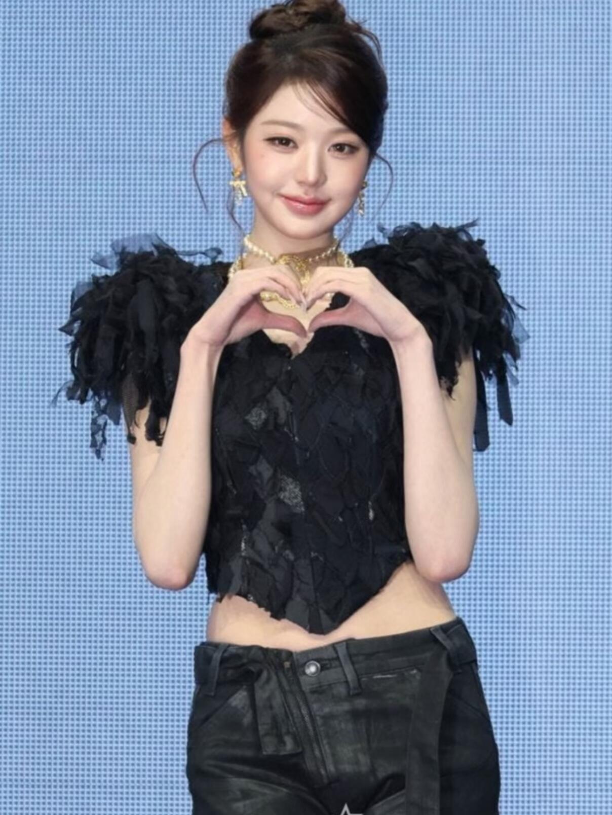 张元英回归发布会新闻图明显的口红外涂，每次都要把她的嘴涂的肿肿的，我不知道cod