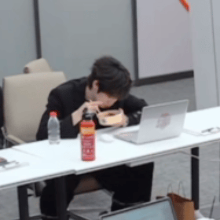 刘彰 刘彰在领导工位上吃饭被抓包 臭小猪一只