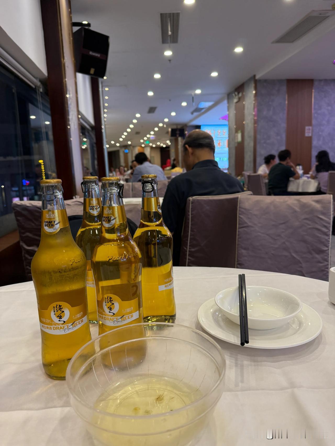来到广州要品尝粤菜
鲜美，爽口
珠江啤酒少不了
广州的友友们
干杯🍻
[捂脸]