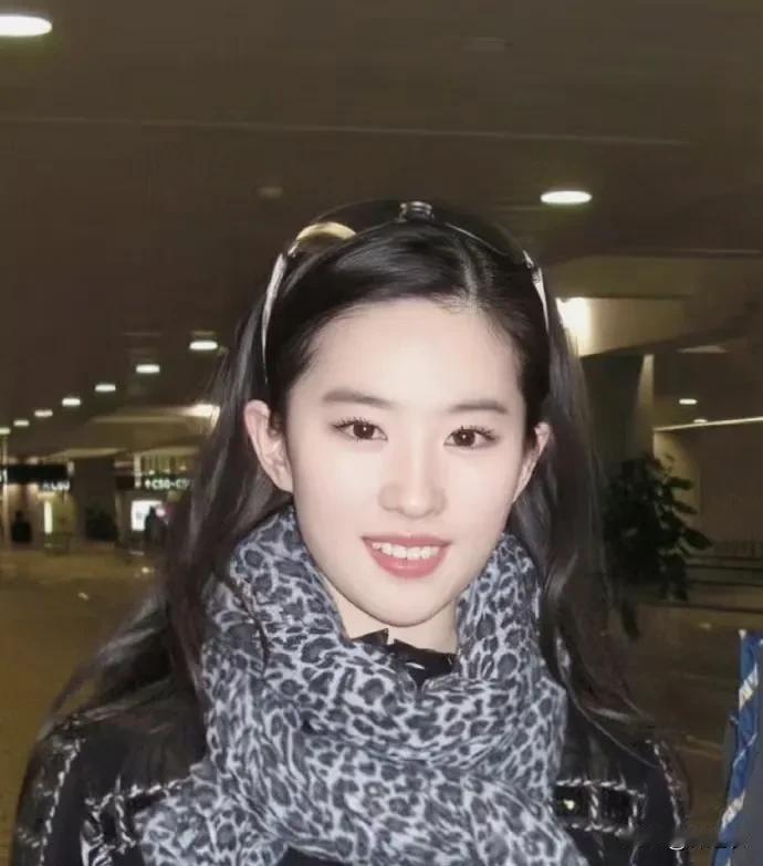 我觉得对刘亦菲来说；那种普通人体会的痛苦被一种更庞大的虚无替代了。

因为她这种