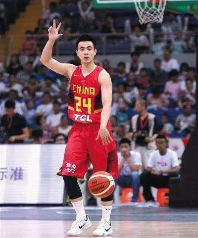 中国男篮国家队首发五虎是什么水平？赵继伟领街

控球后卫：赵继伟
年龄：28岁，