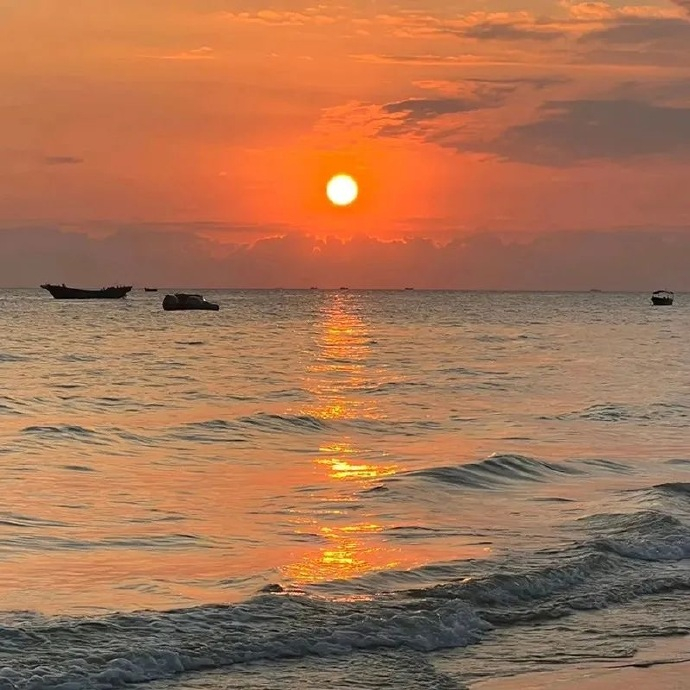 如果你赶不上凌晨五点的太阳，或许你也可以看看傍晚六点的夕阳，我是说，谁也不可以回