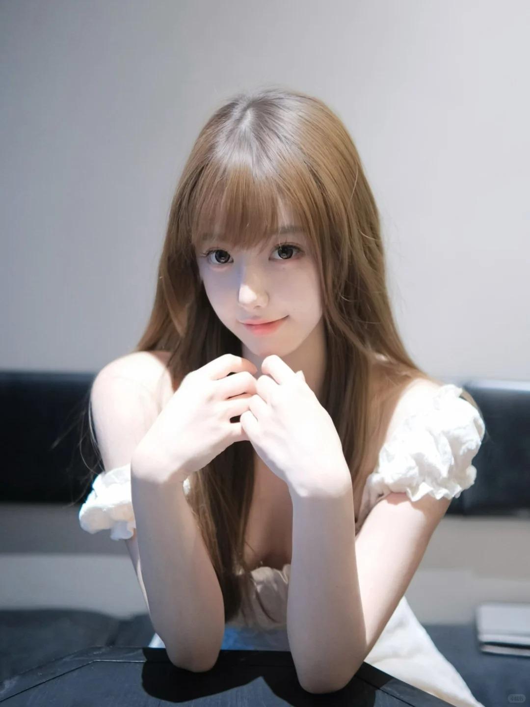 犹如邻家少女般可爱的学生妹，掌腱膜的线条像软木塞的自然纹理，从手腕延伸至掌心，不