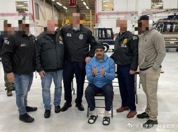 被美国匪兵绑架后的马杜罗，临危不惧，保持着乐观的心态。不停的换装唯一不变的是拖鞋