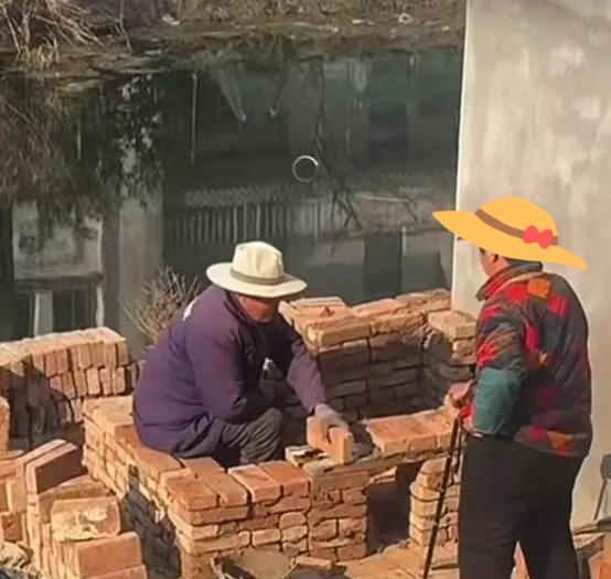 江苏南通，爷爷得知孙女怀孕了，第二天就去买砖头花一周的时间盖了一个鸡窝，然后又抓