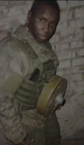 俄军给非洲黑人雇佣军，装备上一枚大型地雷，让非洲雇佣军当先冲锋，炸开乌军碉堡火力