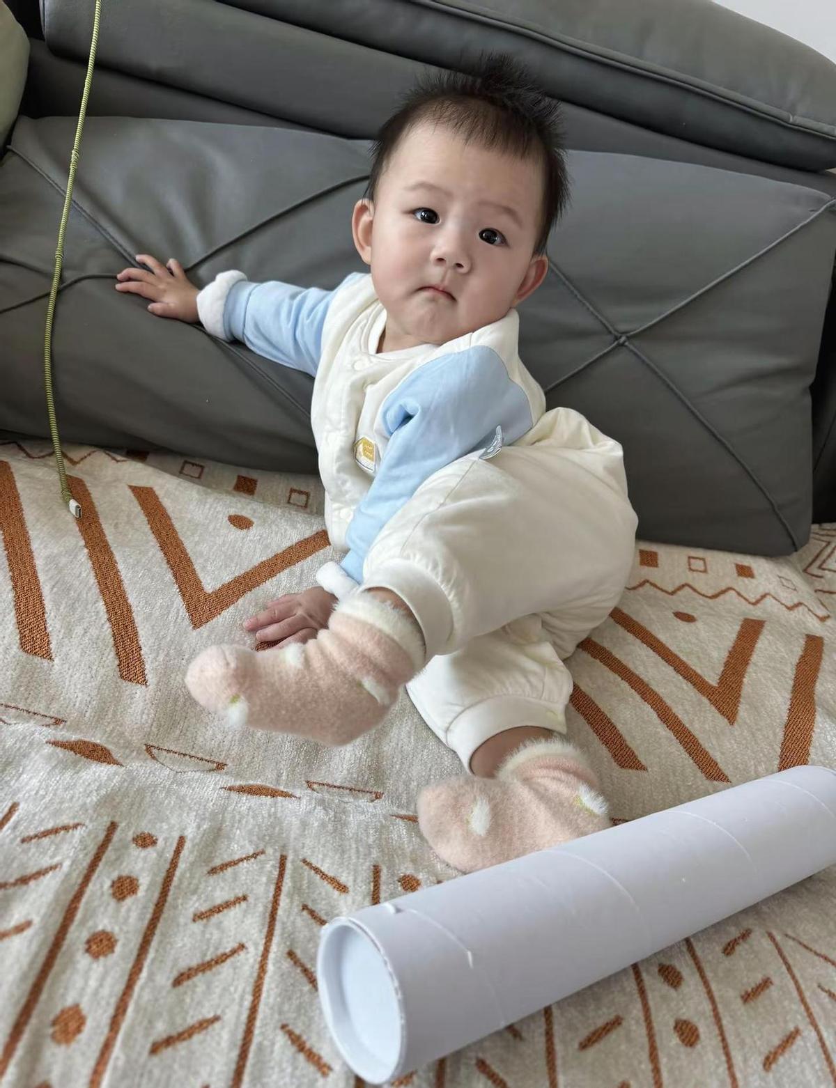 大宝贝一坐，全网心都化了。
不哭不闹，自己玩得贼溜。
人类幼崽的日常，比电视剧还