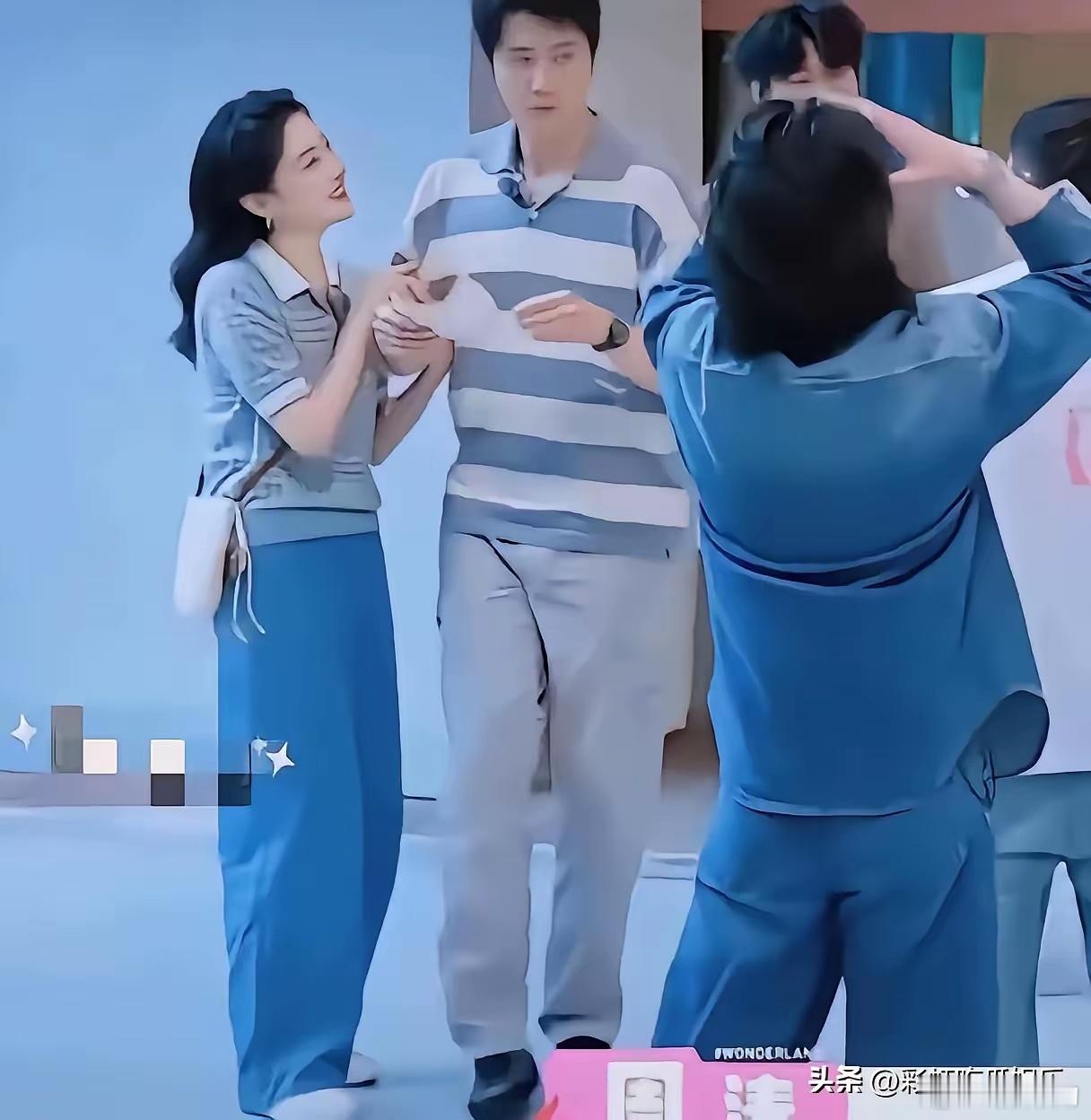 周涛抱彭冠英，被很多人解释为生理性喜欢，过度解读他们的亲密举止。其实是一个拥抱游