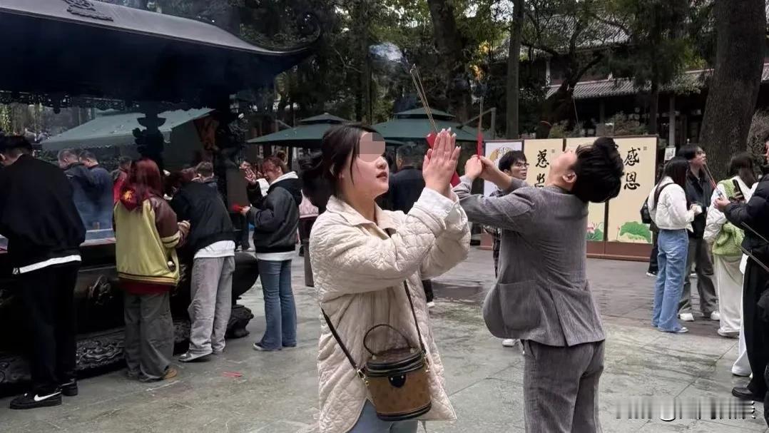 今天算是长见识了，原来拜神要做到虔诚，除了俯首之外，昂首也算