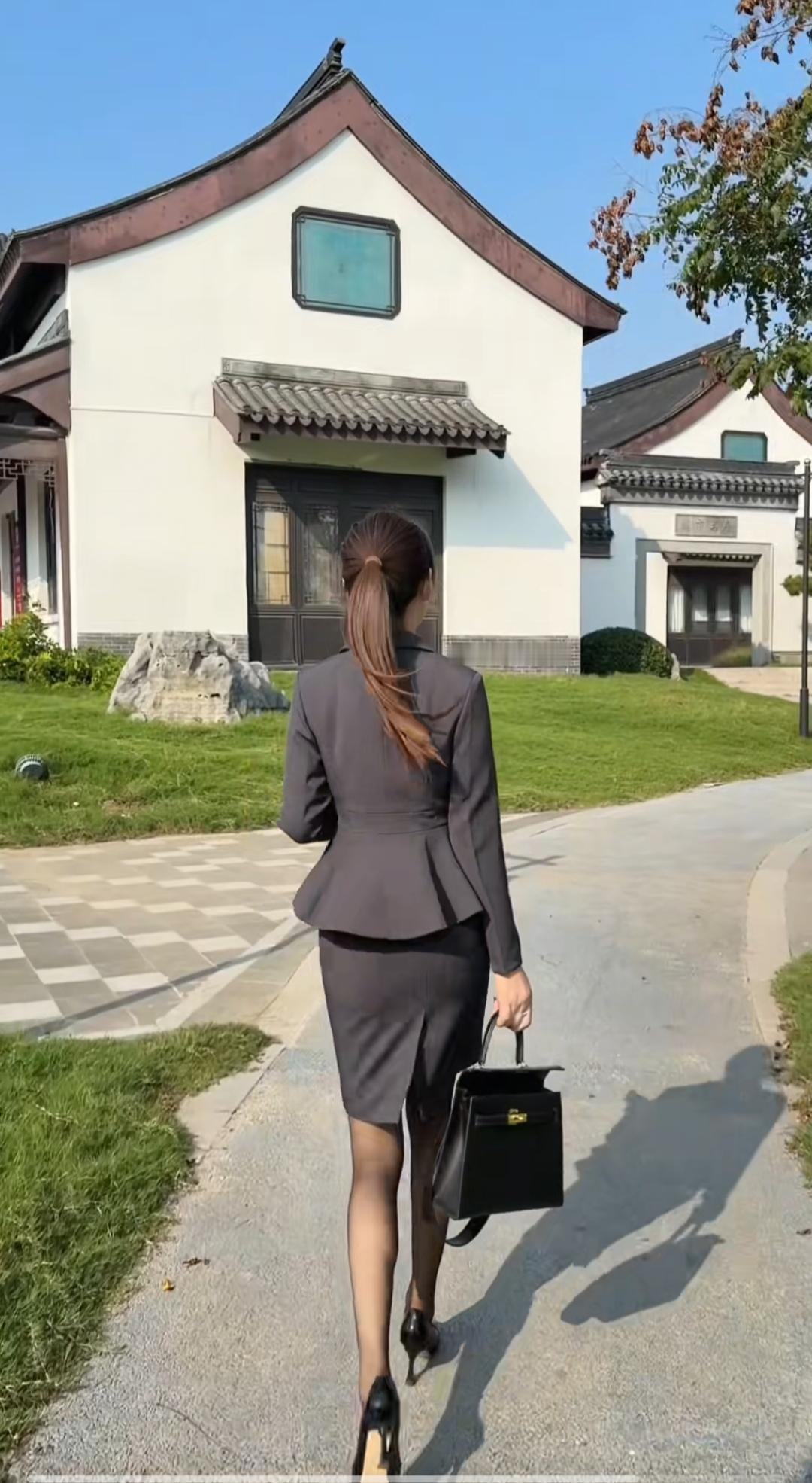 不知道是大环境不好还是市场太卷了？业务真的越来越难做了，真是白忙活了大半天！花丛