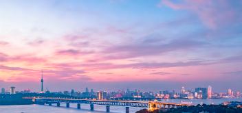 2026年到底多少分能上？
先说大实话。2026年录取分数线要等7月才知道，但咱