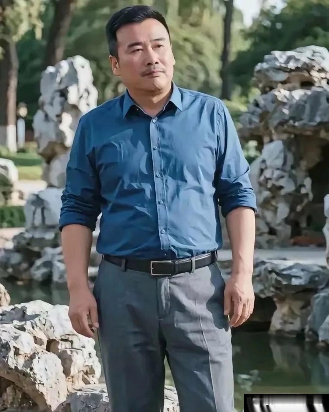 有那么一些人往往忽视身边的人，包括亲人，却十分关切与他真心没有多大关系的人。
同