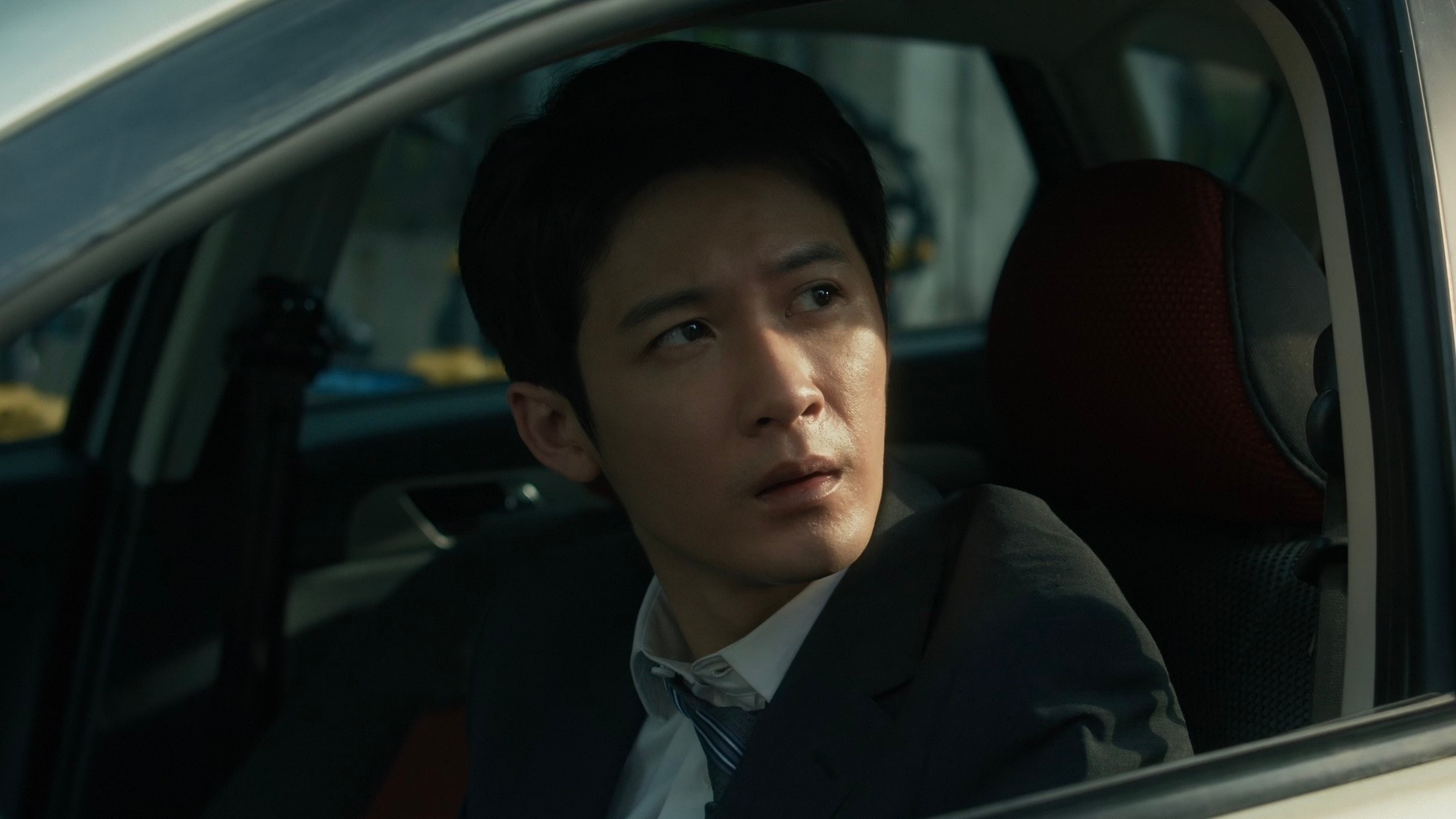 爸比出去工作路上偶遇你打扮得漂漂亮亮地走在人行道。于是靠边停车放下车窗。“哎哎哎