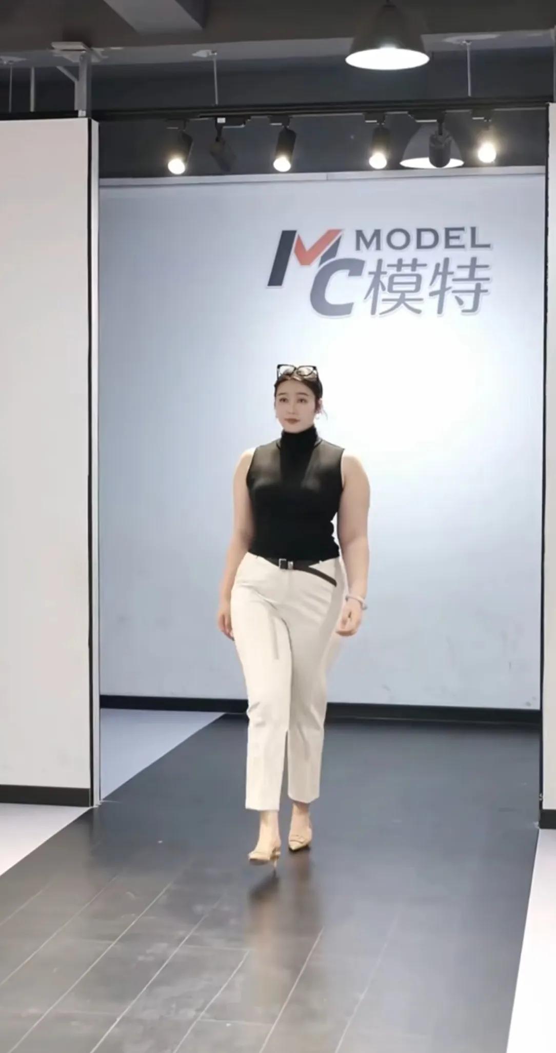 现在这么胖都可以做模特了吗？曾经只有又瘦、又高、又有气质才能走上T台！
