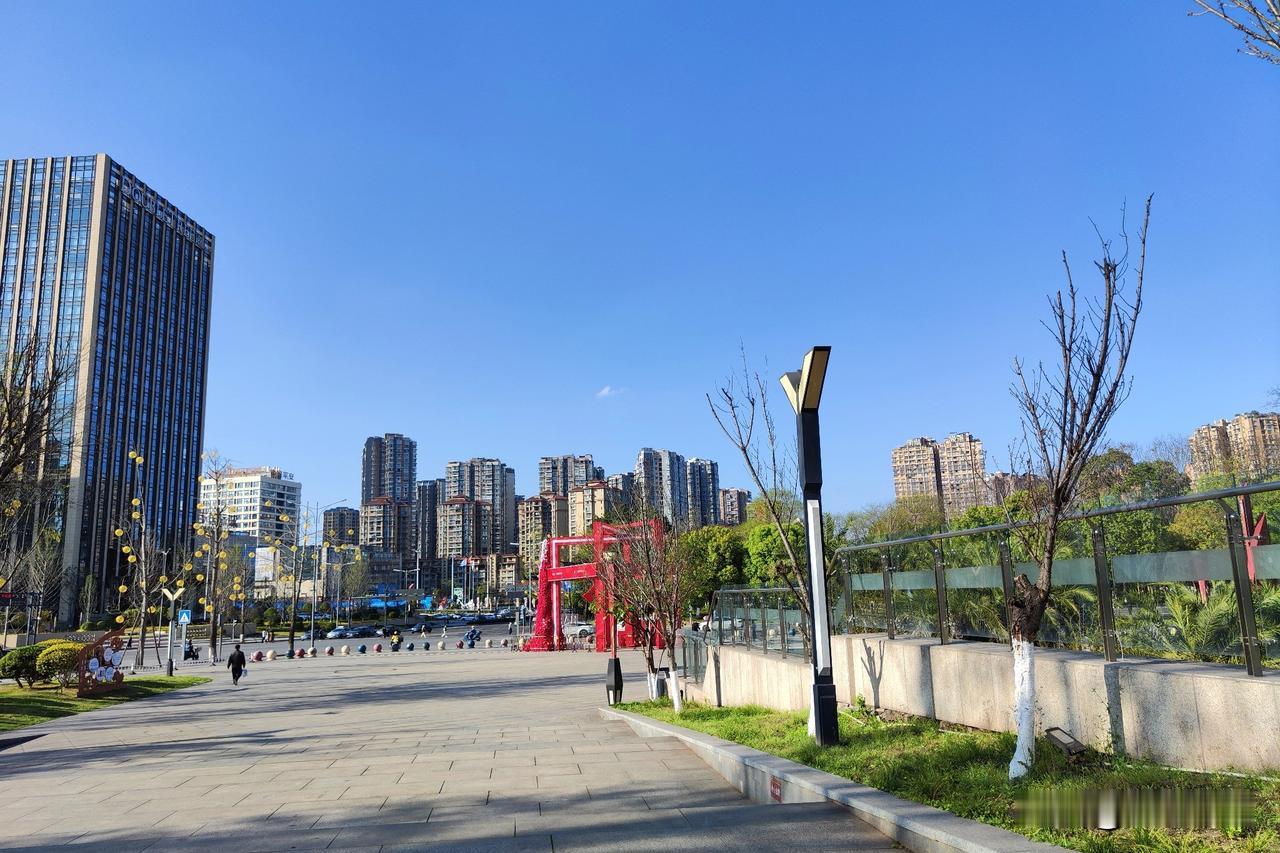 今天发工资，公司人不多，工资也不多，但是能按时发。在一个五线小城市，这点实在是难