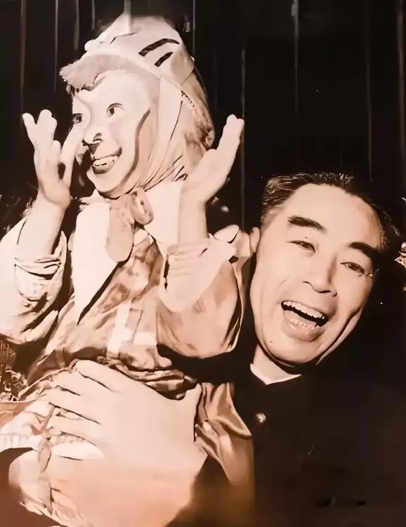 珍贵的一张照片。
这是一张1957年，周恩来总理观看了浙江绍剧《孙悟空三打白骨精