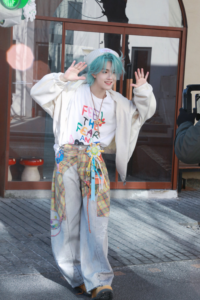 苏新皓想给粉丝录一个框框吃 苏新皓要开吃播啦，还让粉丝来点单！这不得把地道重庆火