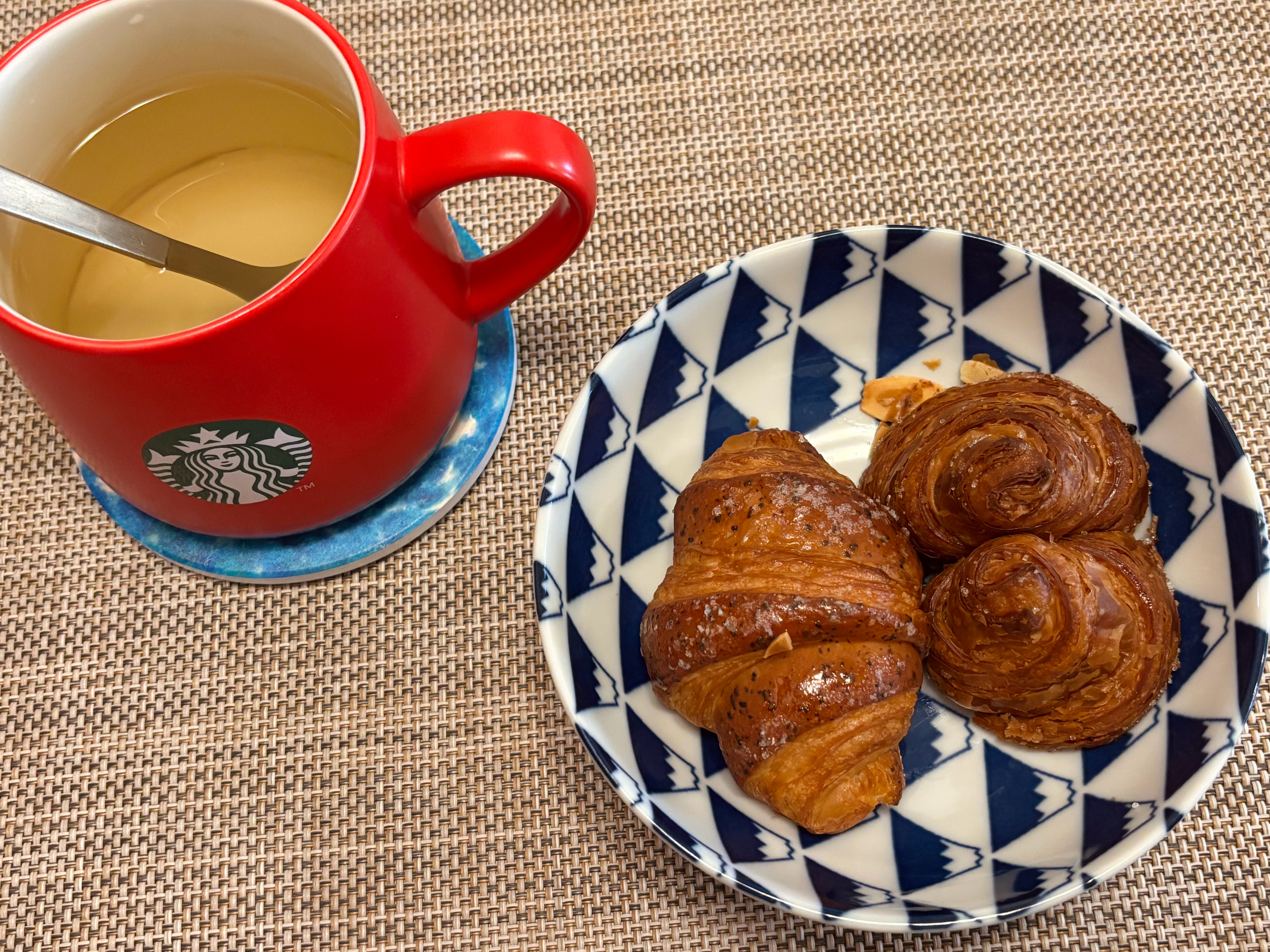 早上好姐妹们～今日份的幸福伯爵栗子可颂🥐➕蜂蜜绿茶🍯完美的早餐，等等又要出差
