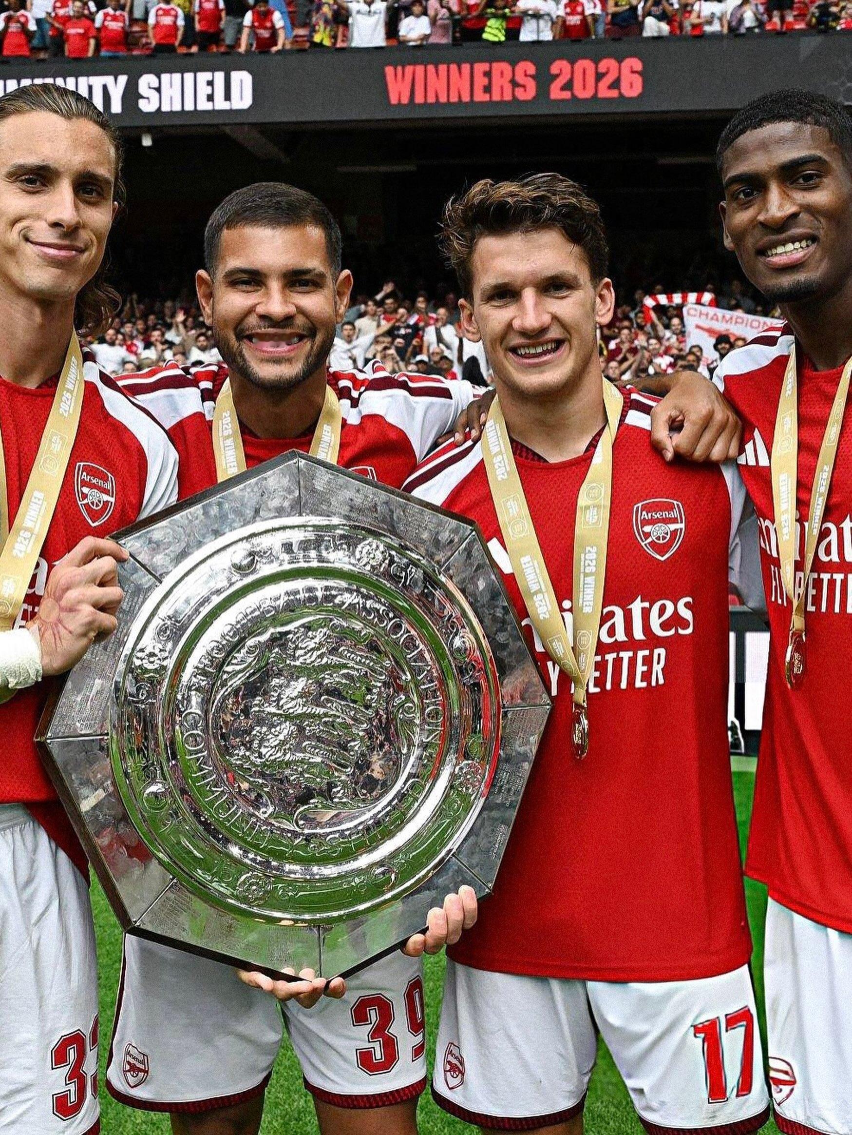 佐利斯社媒更新“First game, first trophy🔴⚪️” 