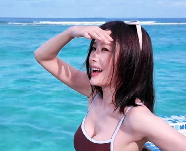 47岁秦岚打卡马尔代夫，吊带泳衣出镜，身材状态太惊艳
 
说起秦岚，在演艺圈摸爬