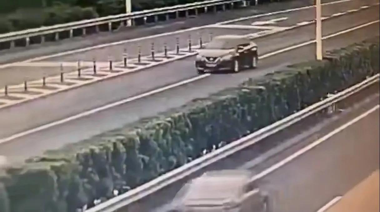 开头气车，实线变道，高速违停，就为了给大货车点颜色看看，真不知道哪来的勇气！最终