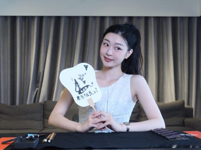 王承渲为了微博文化交流之夜马来西亚站重拾书法小技能，不同文化的碰撞总是值得期待，