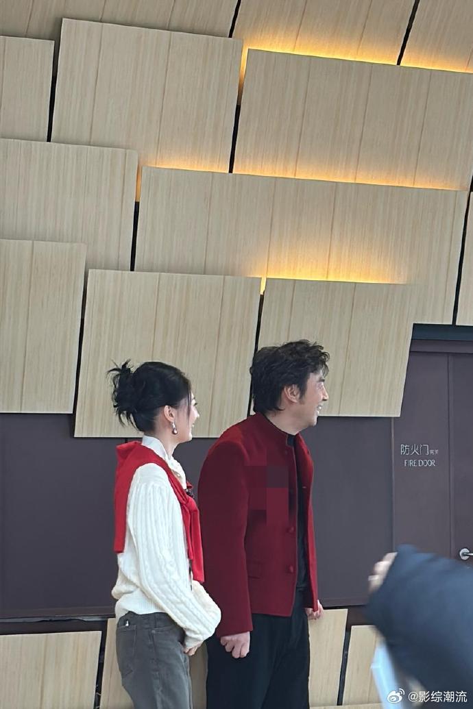 偶遇雷佳音在街头跟路人唠嗑 救命！雷佳音这操作我是真没看懂，上海街头提着一堆零食