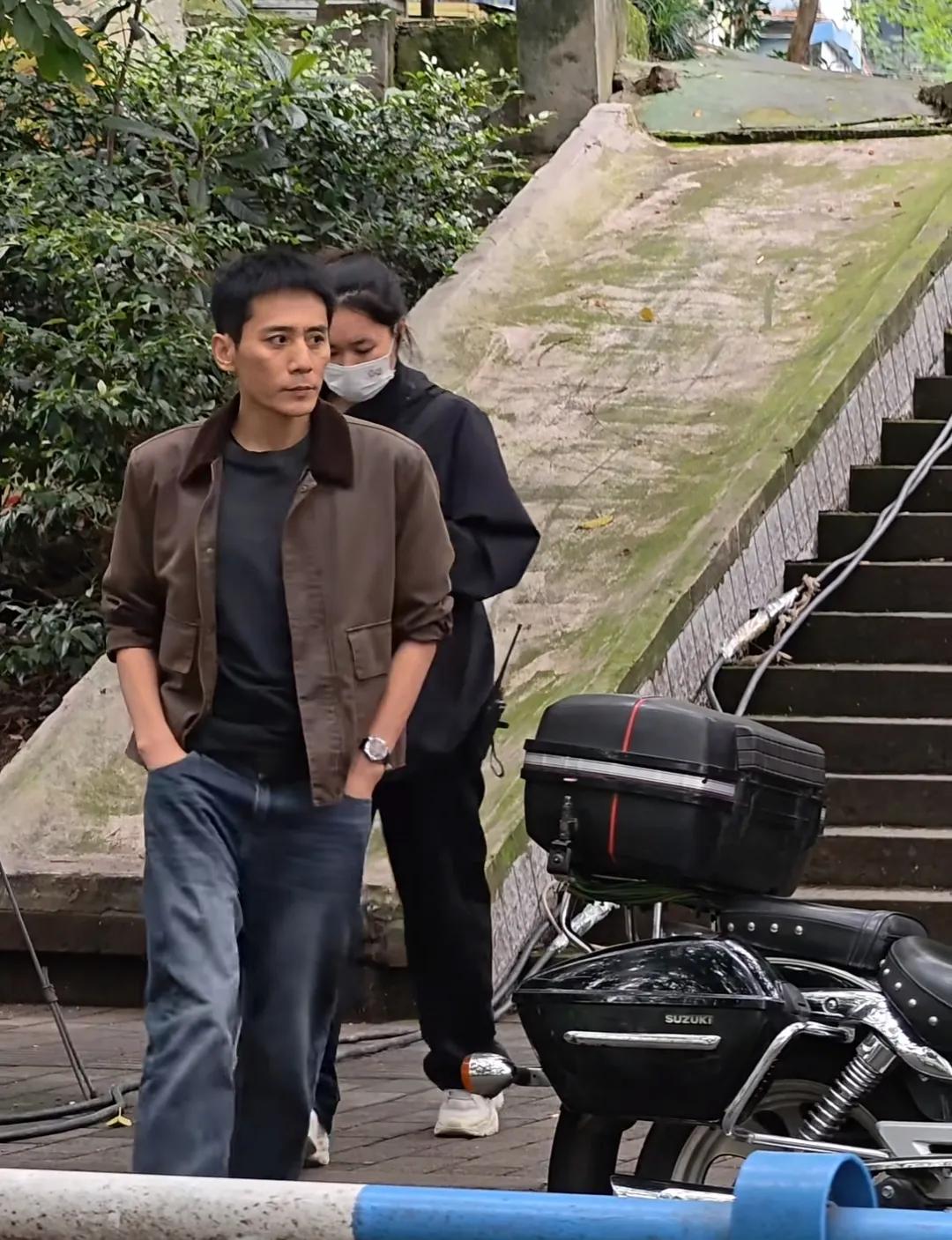 刘烨虽说瘦了不少，不过依旧很帅！眼神更显深邃迷人，气质愈发沉稳，魅力不减当年！