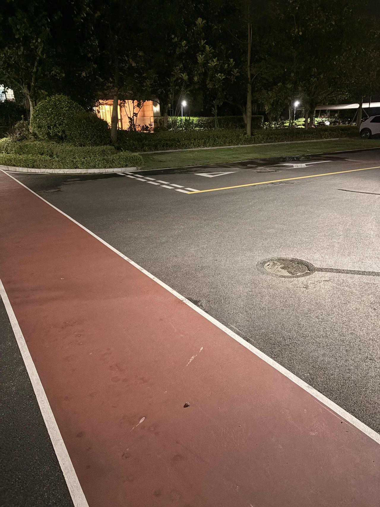 今天晚上在小区里面散步的时候，
前面有一位身材苗条，
背影优美的少妇在慢跑，
看