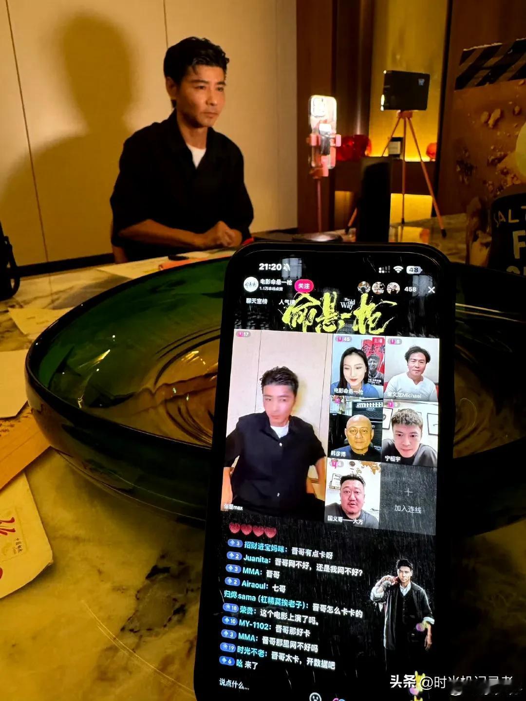 蔡少芬真的很会给张晋宣传新作品啊！张晋连线直播推广，蔡少芬直接来了第一视角。
蔡