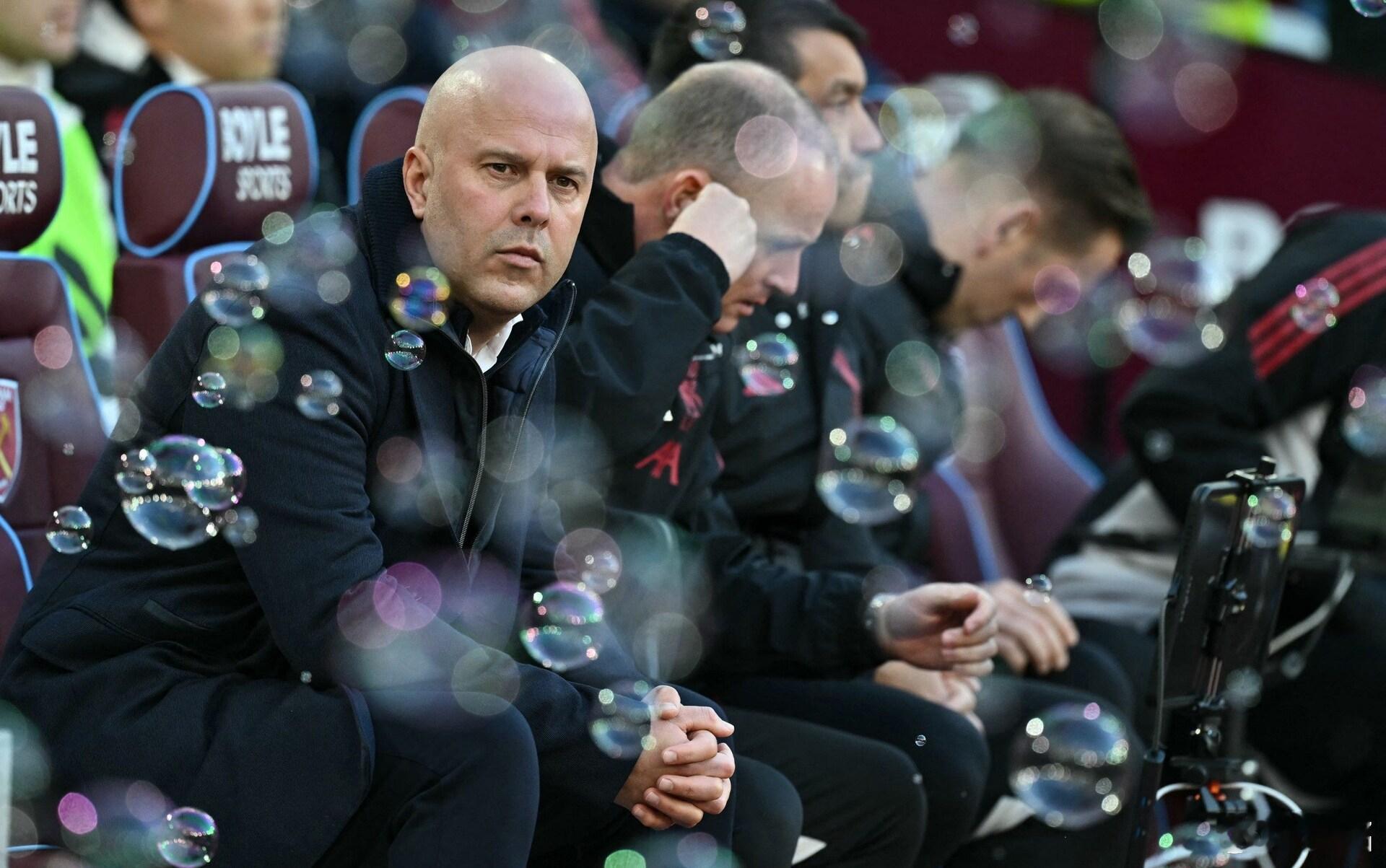 西汉姆联vs利物浦 伦敦奥体的泡泡是一景儿。泡泡总会破灭，如同铁锤帮悲壮的队歌，