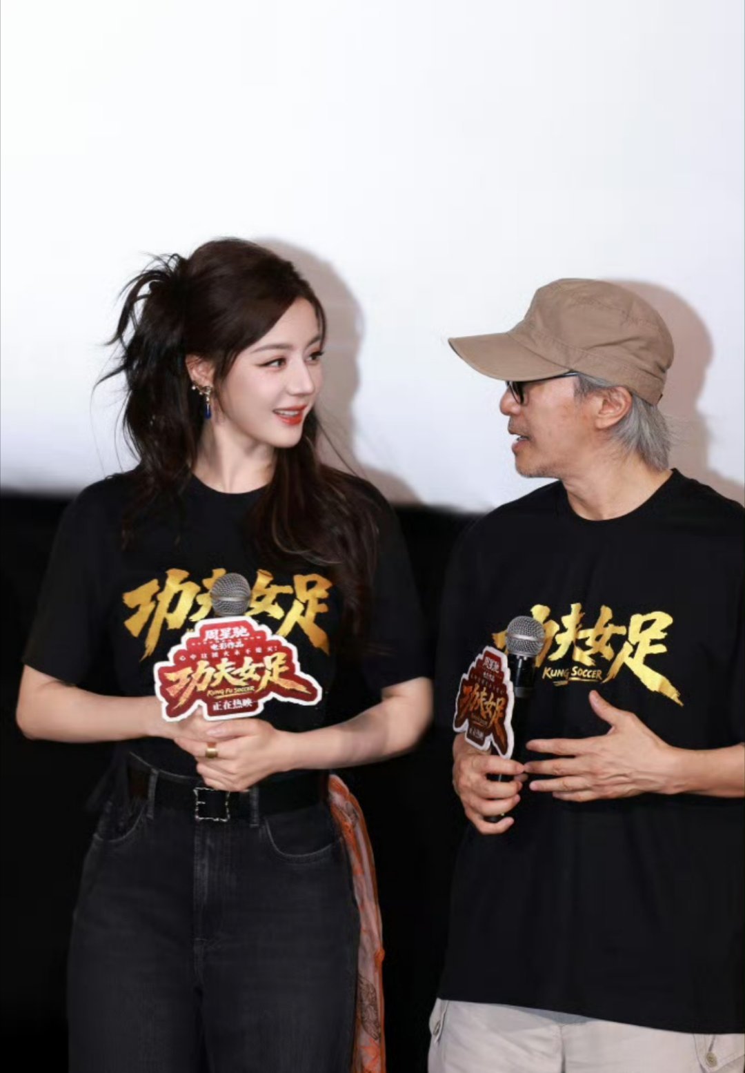 周星驰迪丽热巴路演神图迪丽热巴看星爷这祟拜的小眼神，犹如我看她的眼神！！ 