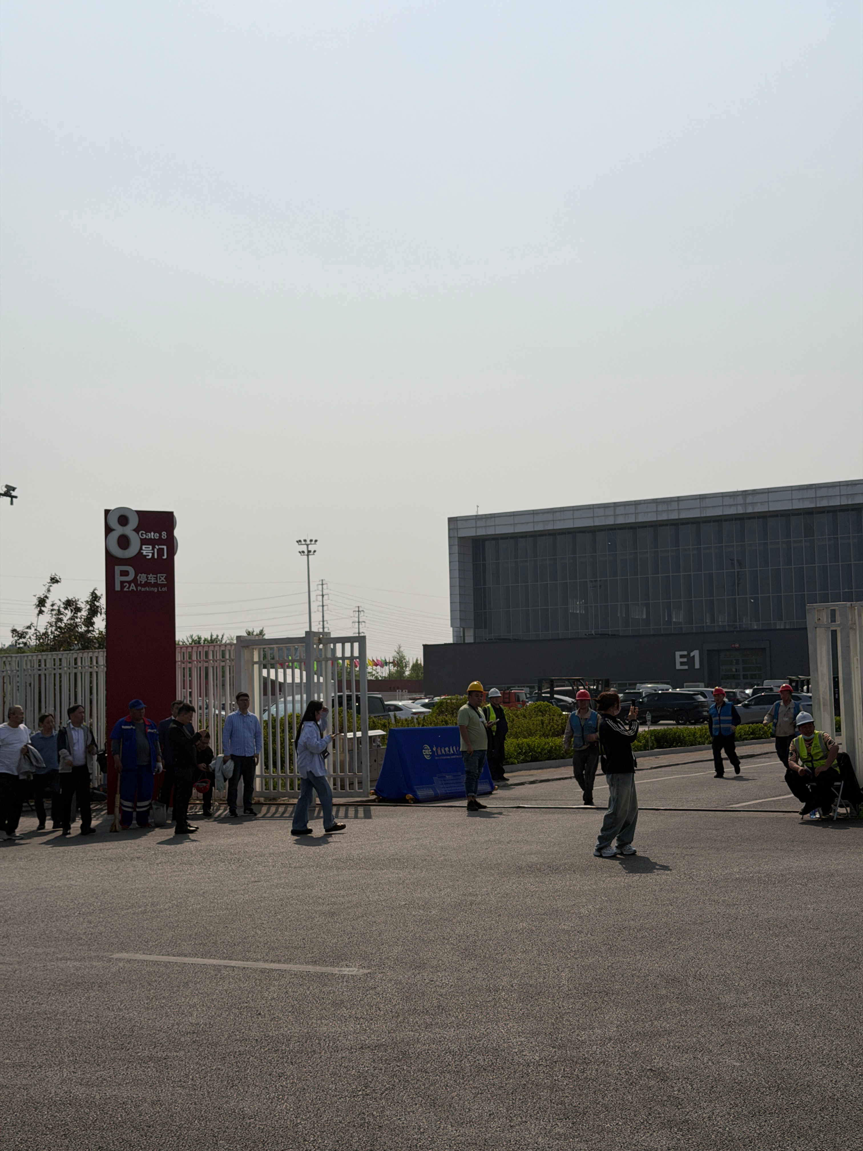 北京车展还没开始，展馆门口已经堵起来了